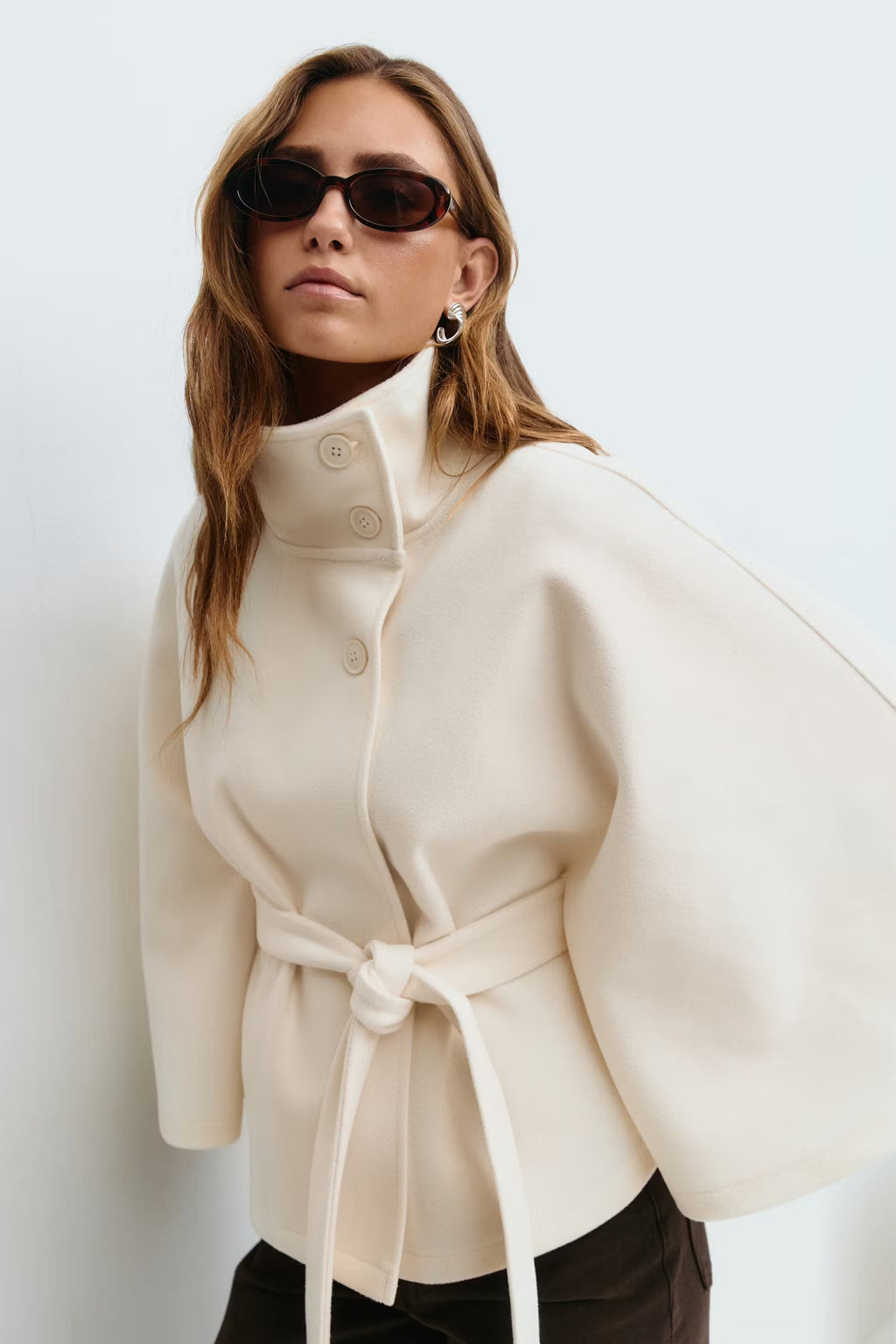 Cape Femme Col Montant Boutonné et Ceinture Nouée – Coupe Évasée - Hiverline